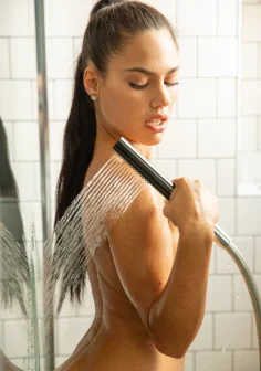 Showering With Apolonia